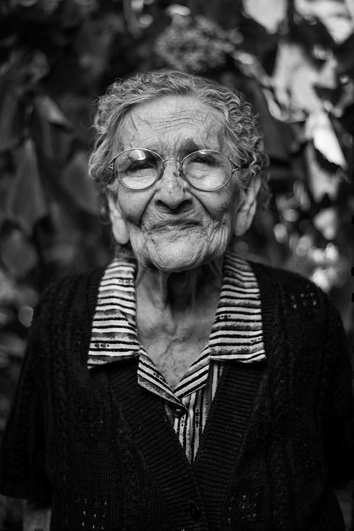 An older woman wearing eyeglasses represents the benefits of exploring vision insurance plans in Fresno.